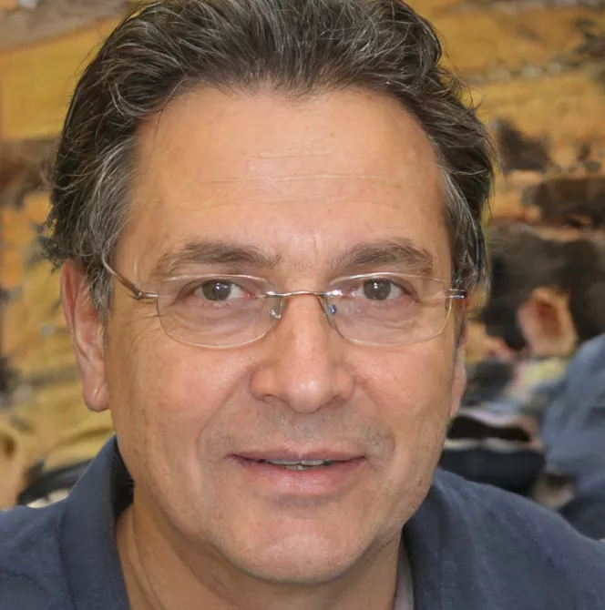  Alistair Finch, Partner 